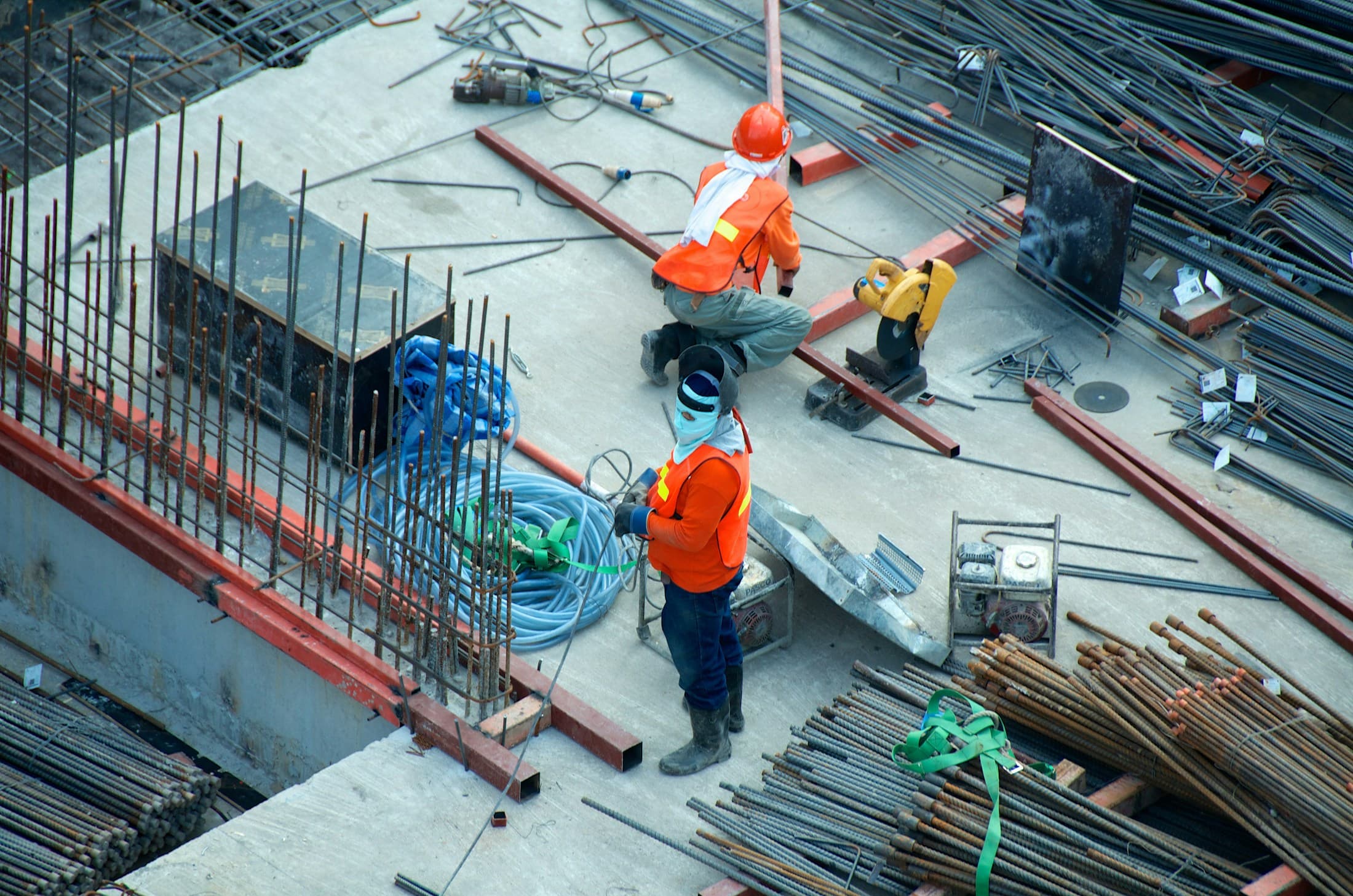 Travailleur sur un chantier de construction, photographie d’illustration